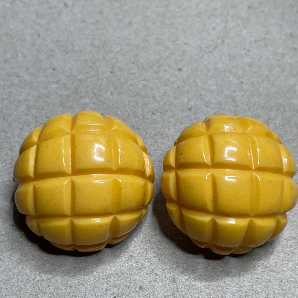 1960’s Mcm Kenneth Lane Rare Bakelite Highdome Honeycomb Clip On Earrings.